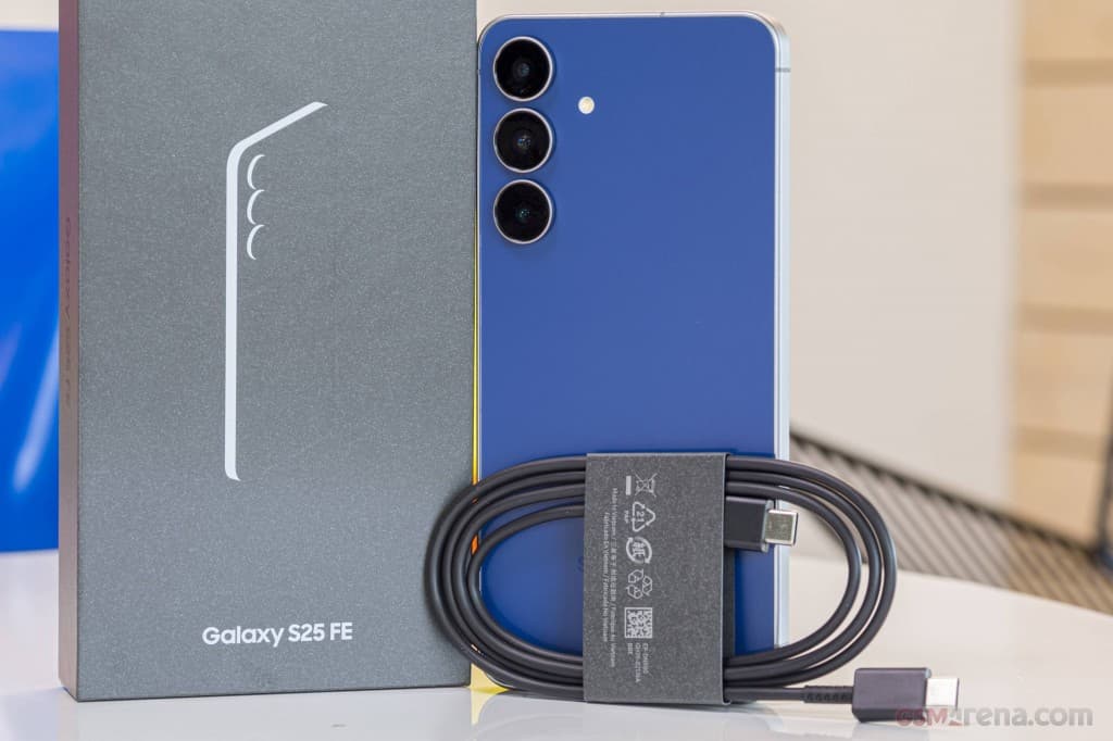 Samsung Galaxy S25 FE gallery image 2