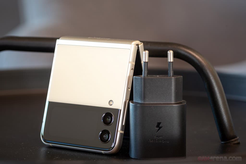 Samsung Galaxy Z Flip3 5G gallery image 3