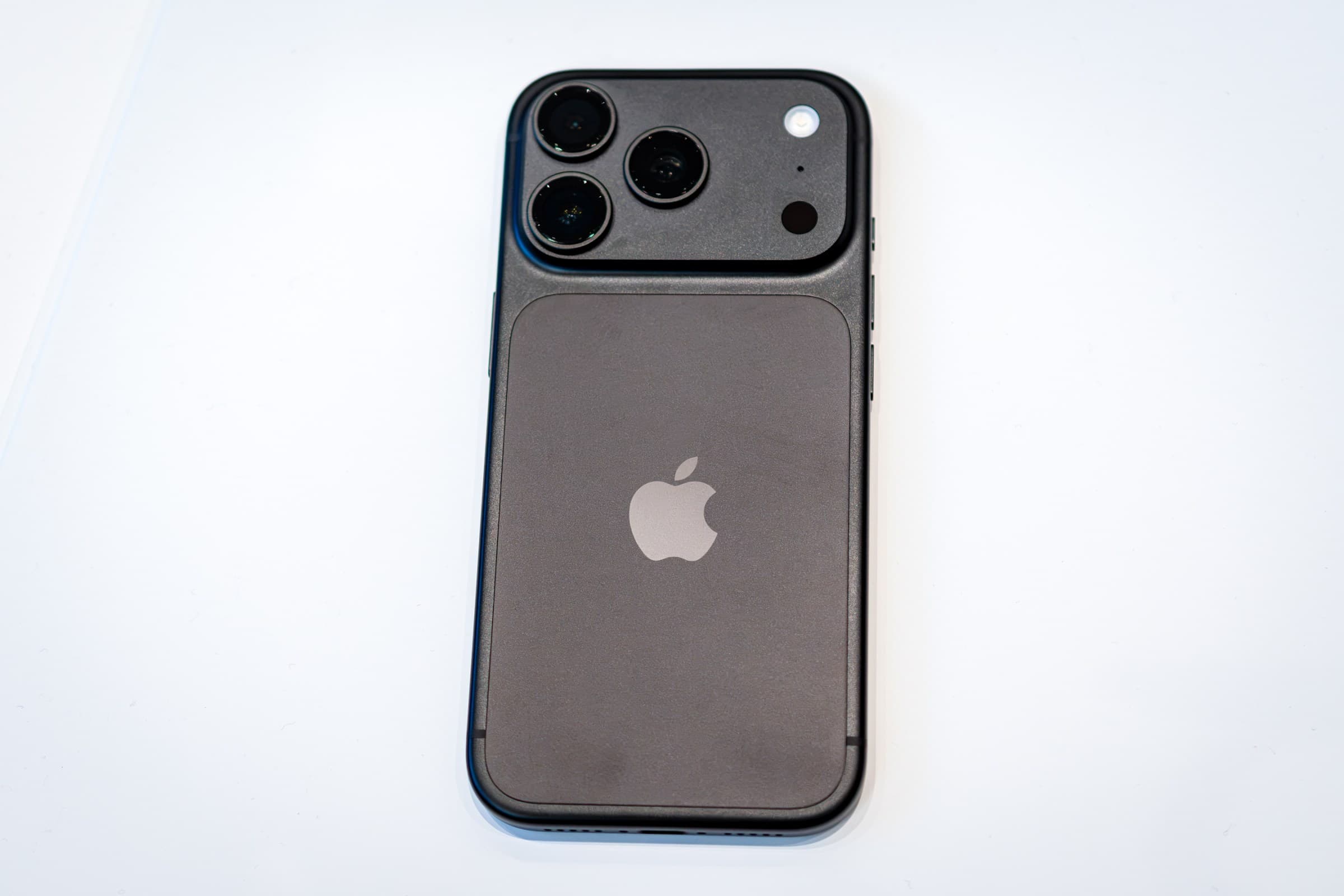The black iPhone Pro returns - The Verge image 3