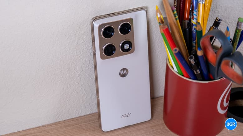 Motorola Razr Fold Review: The Complete Foldable Package image 3