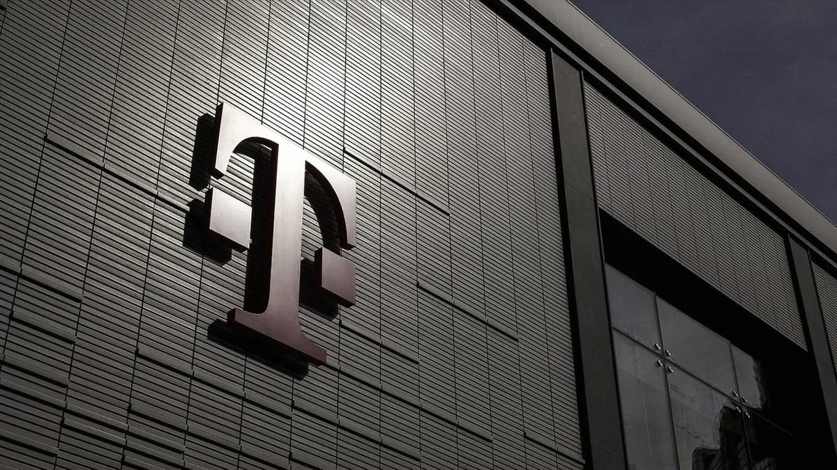 A large majority of people believe T-Mobile refusing to sell the iPhone 17 separately is unfair.