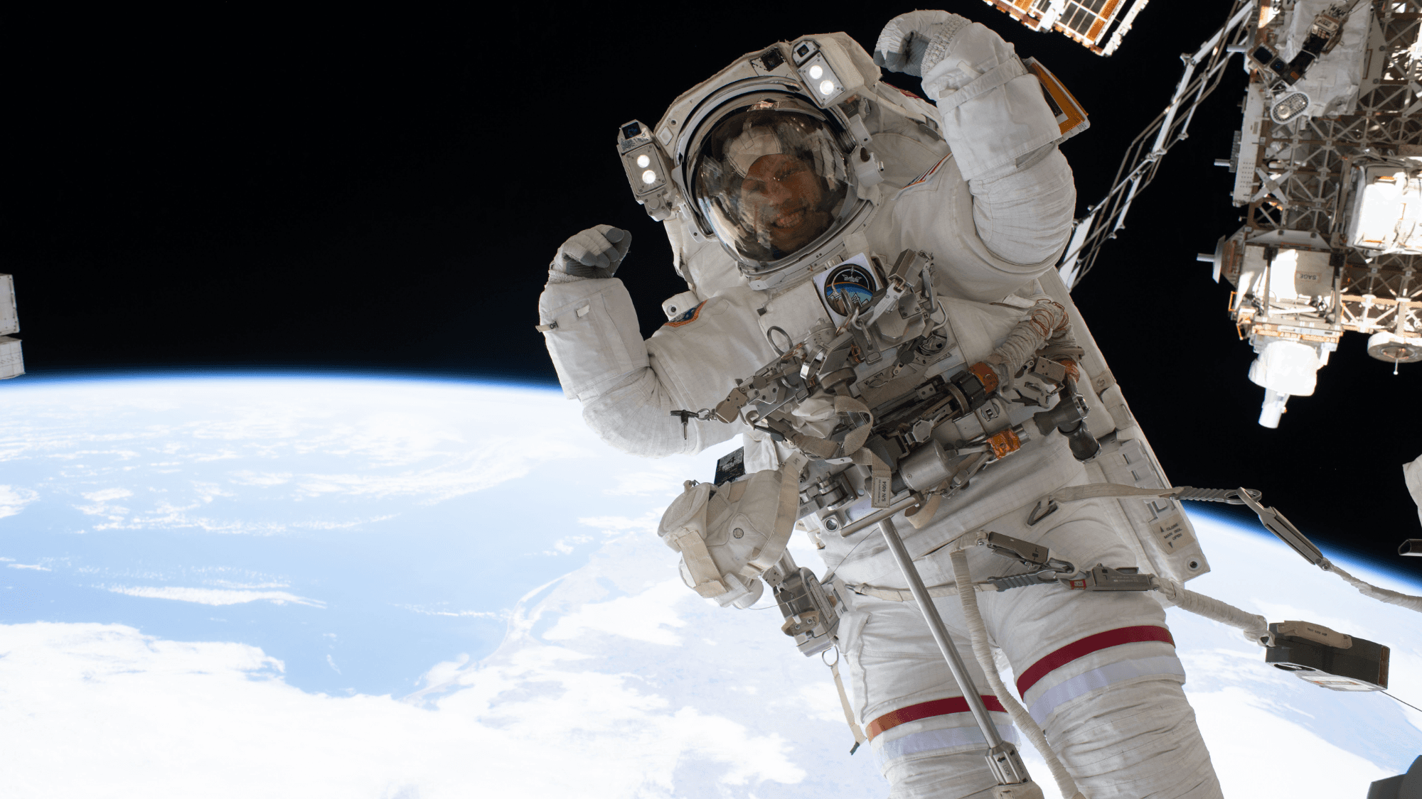 NASA astronaut Jessica Meir shares zero-G curly hair tips from the ISS (video) - Space image 5
