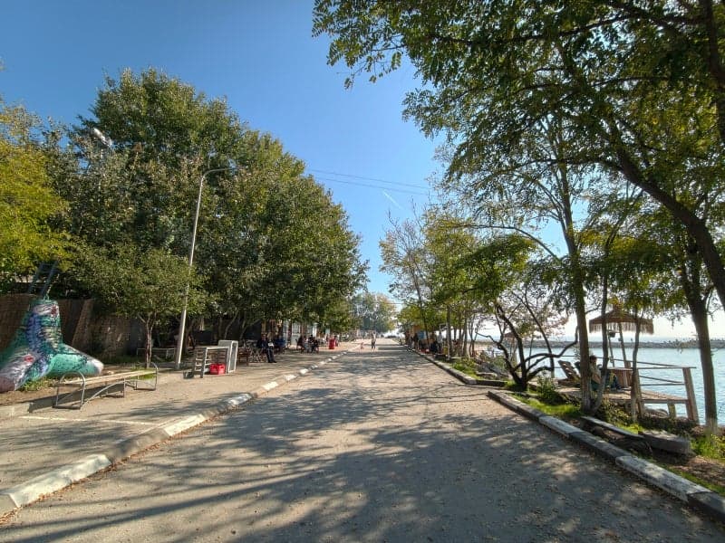 The Vivo X300 Pro's camera capabilities, particularly its zoom, have received high marks. image 27