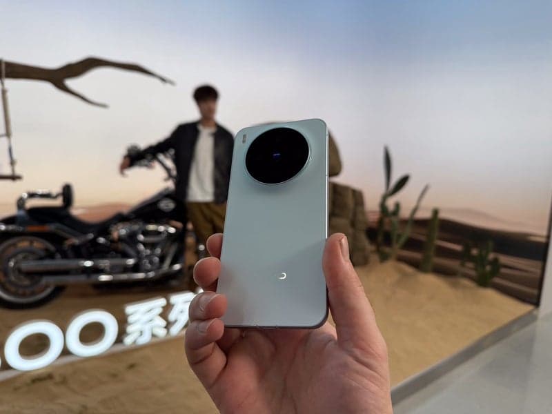 A first look at the Vivo X300 Pro and X300 reveals initial impressions and camera capabilities. image 3