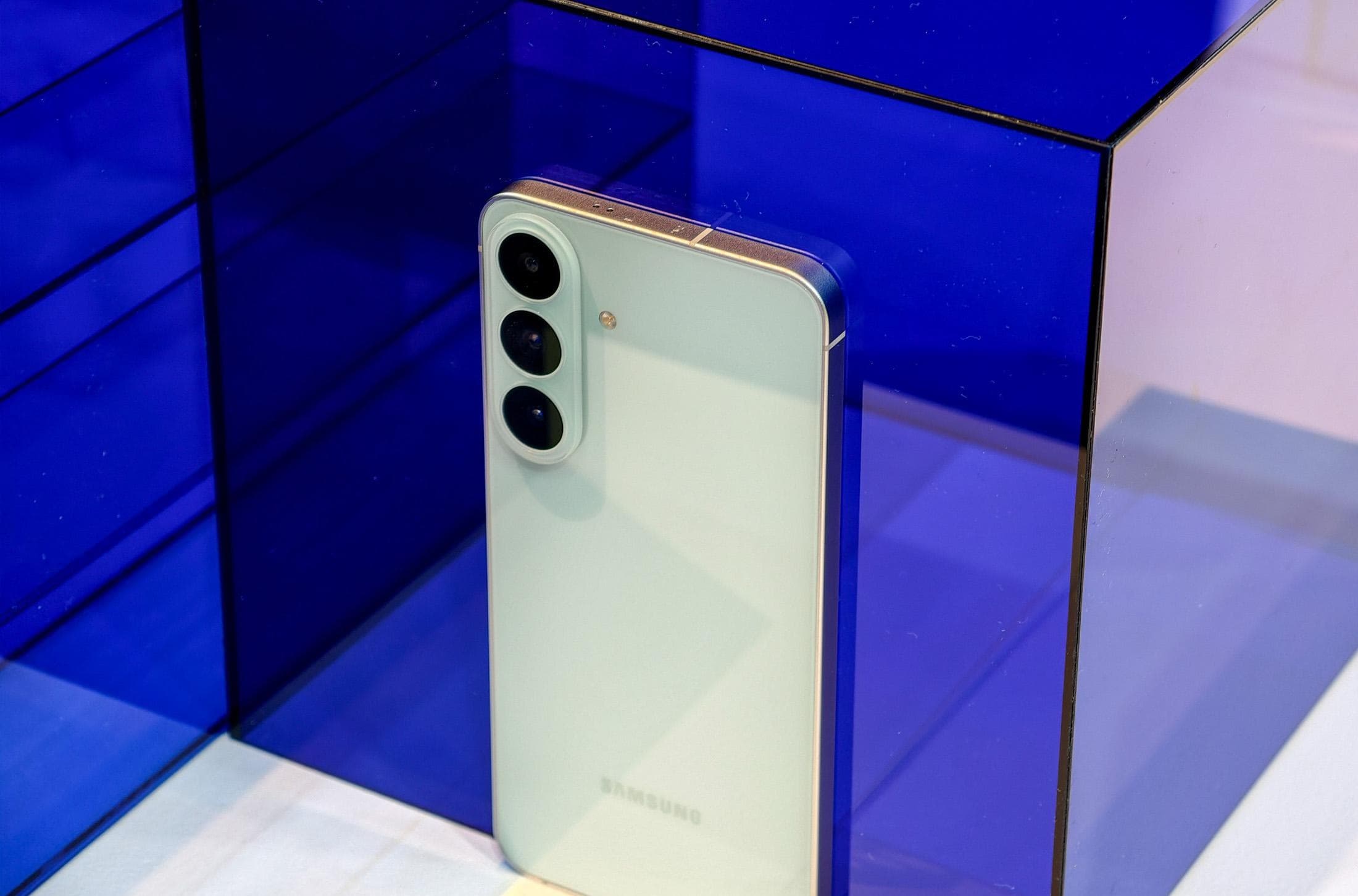Samsung’s Galaxy S26 FE pairs last year’s hardware with last month’s software - The Verge image 5