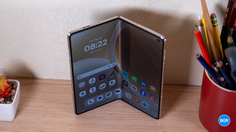 Motorola Razr Fold Review: The Complete Foldable Package image 5