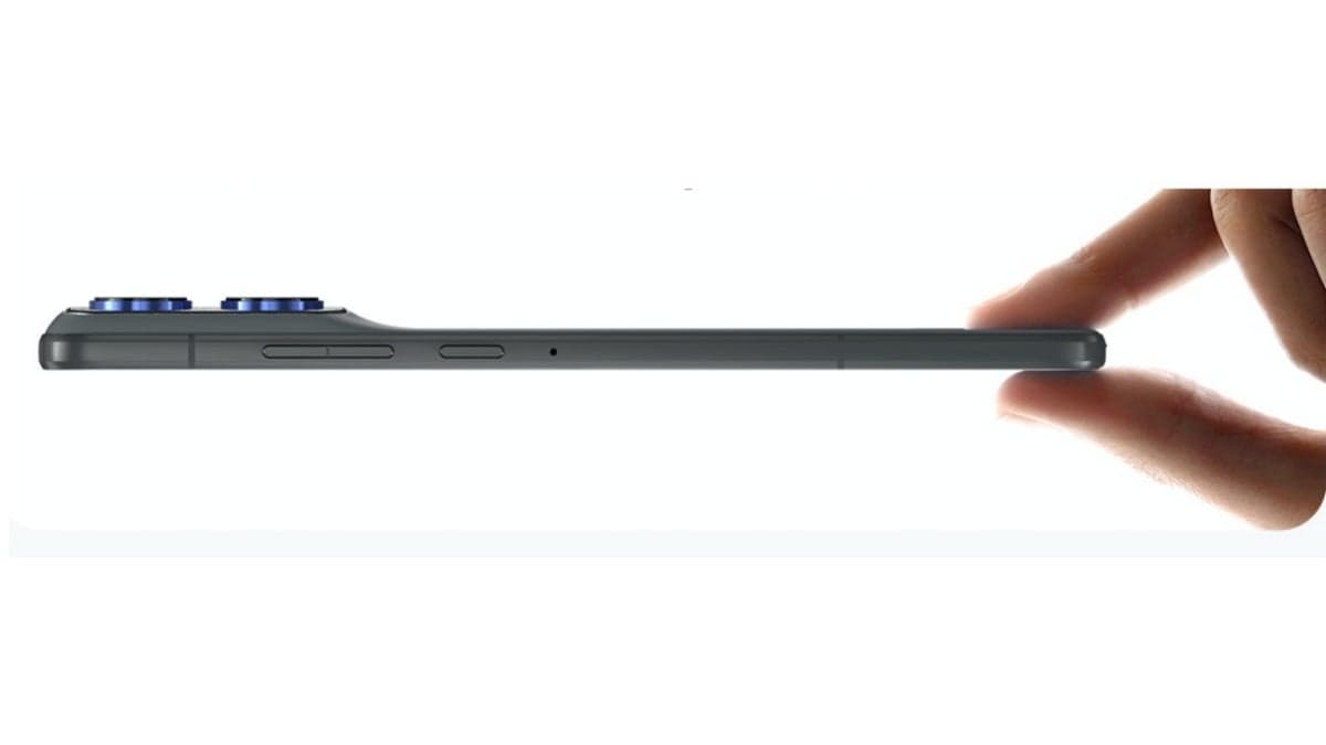 Despite offering competitive products, Motorola is struggling to gain market attention against Apple and Samsung.