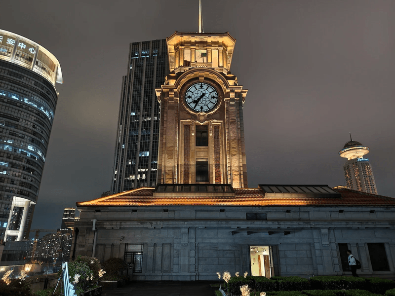 The Vivo X300 Pro's camera capabilities, particularly its zoom, have received high marks. image 8