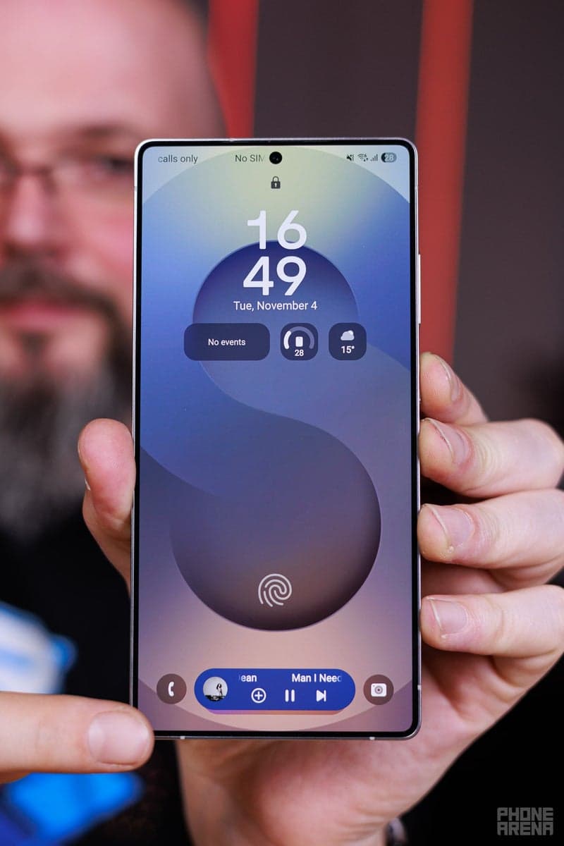 The author dislikes the iPhone's Dynamic Island feature. image 2