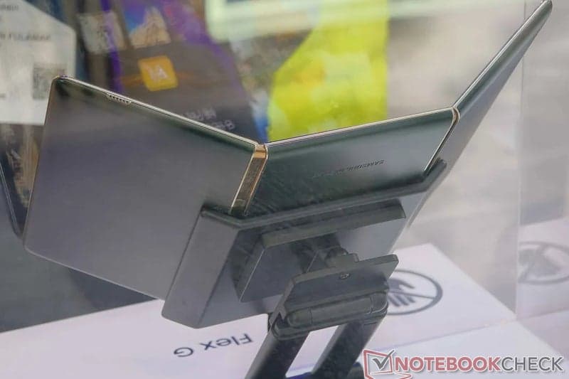 Leaked images suggest Samsung's next tri-fold phone will have a new design. image 3