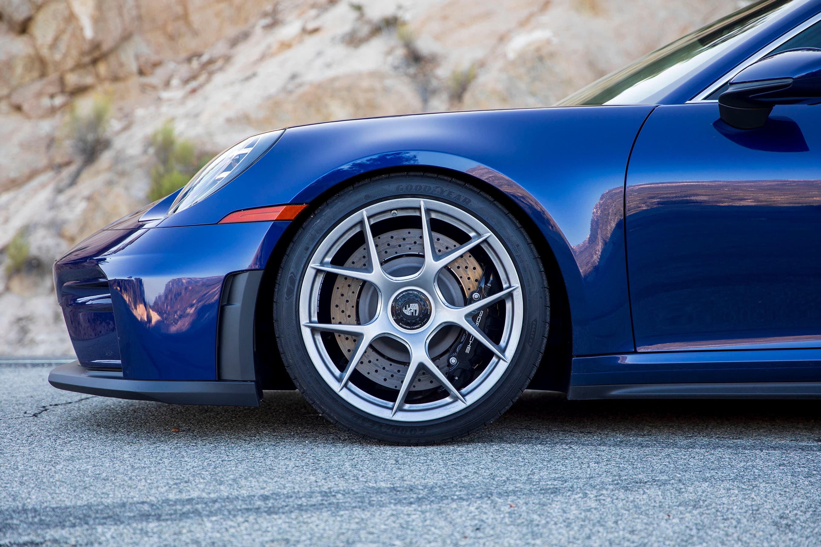 The Porsche 911 GT3 Touring punches above its weight class - Ars Technica image 2