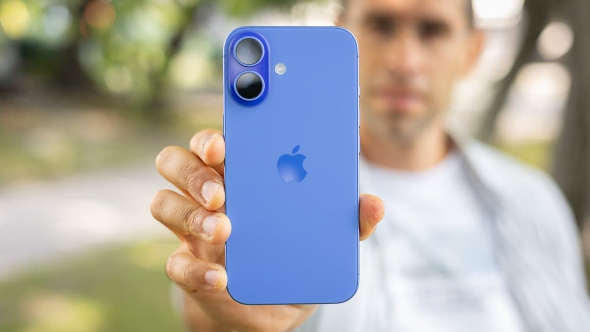 Apple may require its iPhone manufacturers to use robots in production.