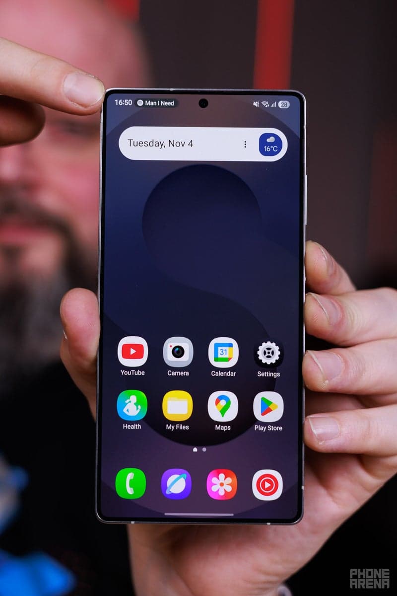 The author dislikes the iPhone's Dynamic Island feature. image 3