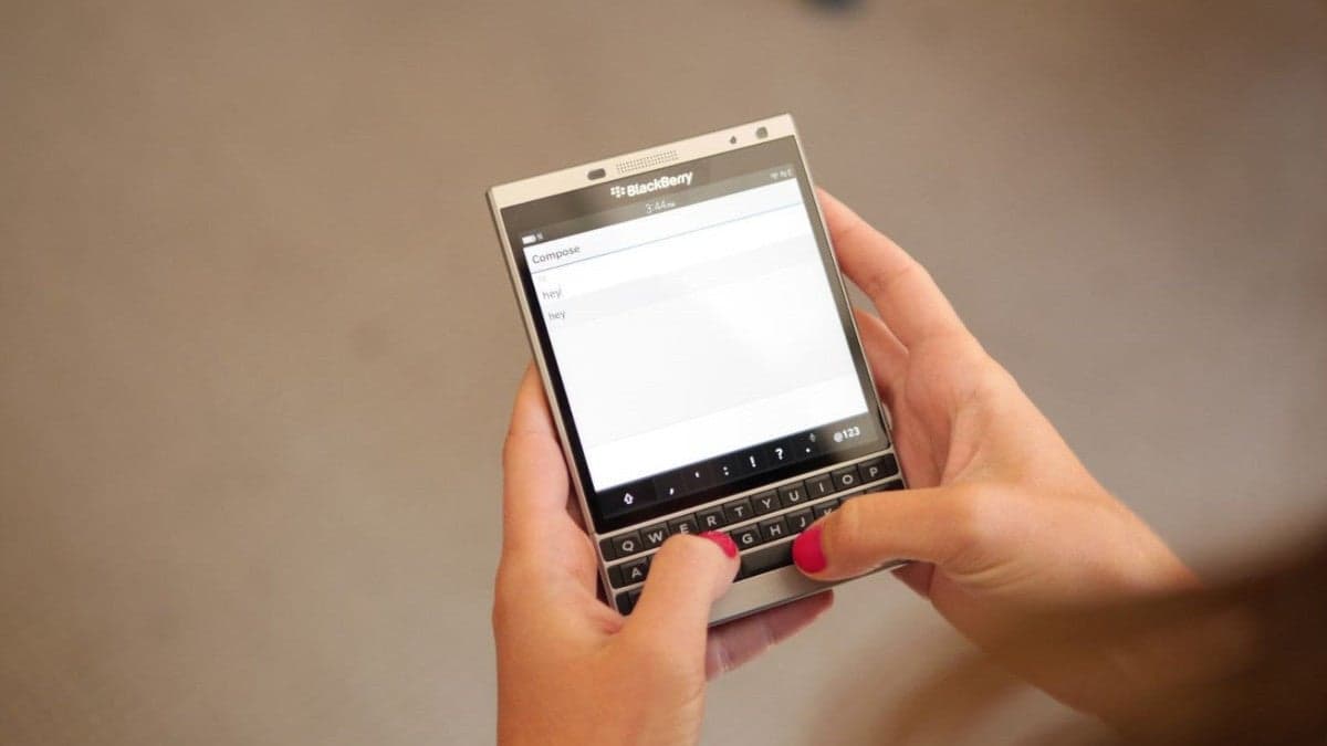 A survey reveals that while people feel they type better on physical QWERTY keyboards, they don't necessarily want them.