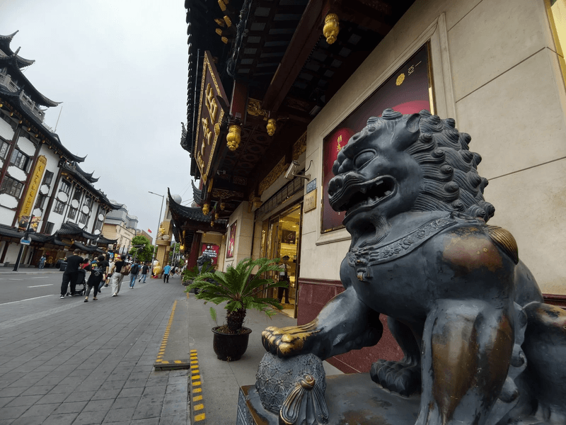 The Vivo X300 Pro's camera capabilities, particularly its zoom, have received high marks. image 23