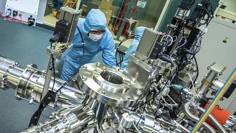 'It's very counterintuitive': The quantum batteries that upend the rules of charging - BBC image 3