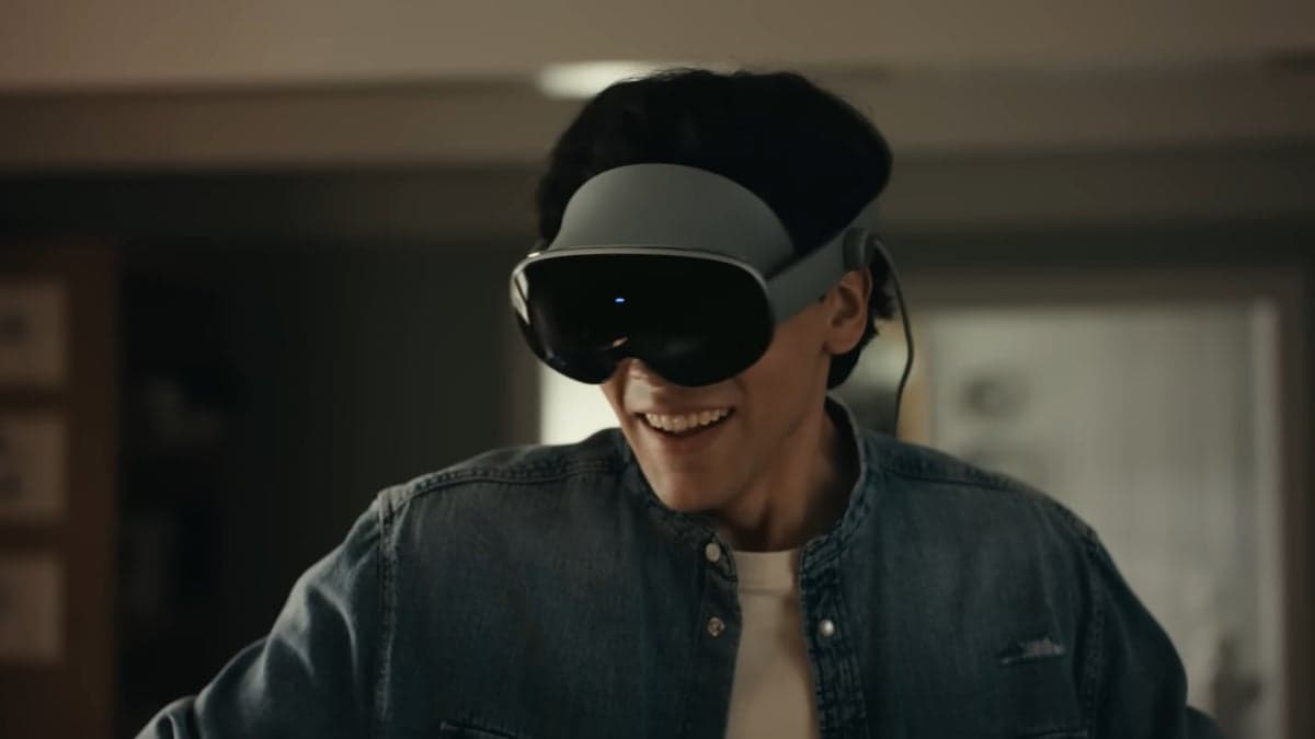 A new Samsung device, the Galaxy XR, is said to improve upon the design of Apple's Vision Pro.