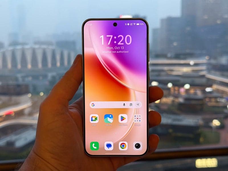 A first look at the Vivo X300 Pro and X300 reveals initial impressions and camera capabilities. image 7