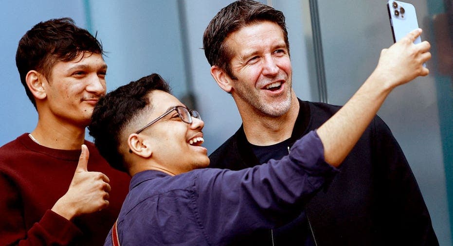 Apple's iPhone 18 goes on sale as customers line up at stores worldwide - Fox Business image 5