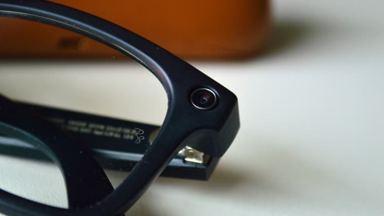 5 Ways To Tell If Someone's Recording You With Smart Glasses image 4