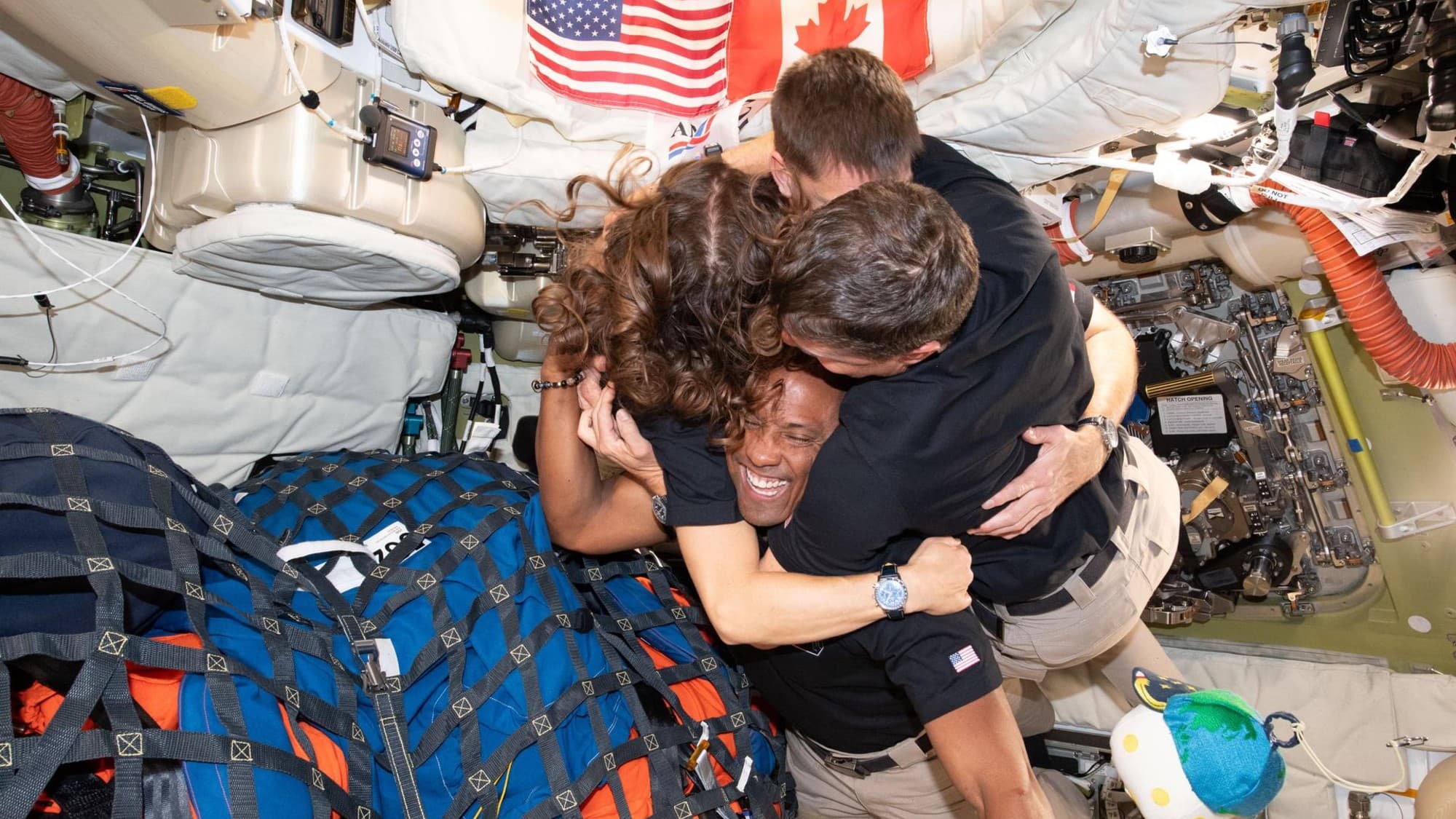 NASA astronaut Jessica Meir shares zero-G curly hair tips from the ISS (video) - Space image 3