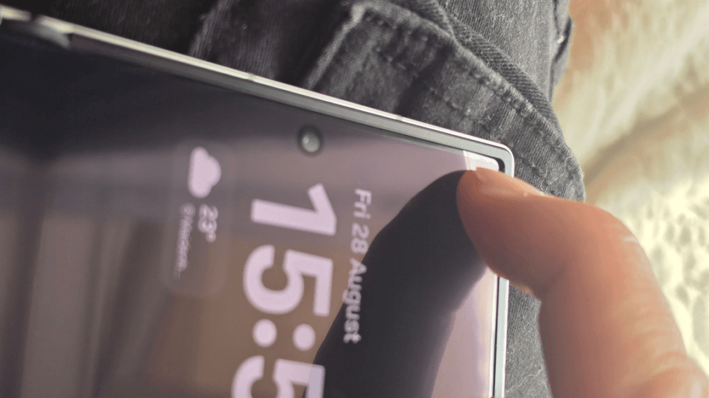 Galaxy Z Fold 8 owner shows corners of the inner display are flexing inward - Gizmochina image 2