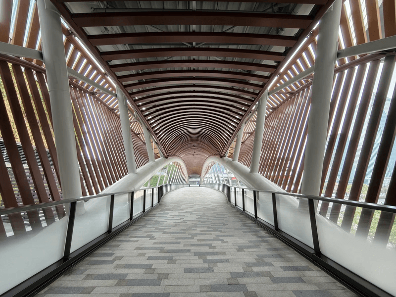 The Vivo X300 Pro's camera capabilities, particularly its zoom, have received high marks. image 30