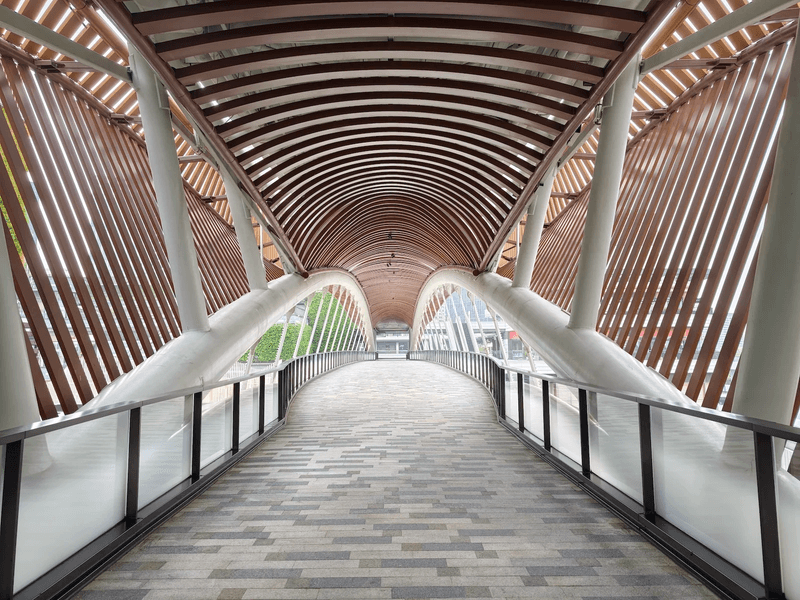The Vivo X300 Pro's camera capabilities, particularly its zoom, have received high marks. image 4
