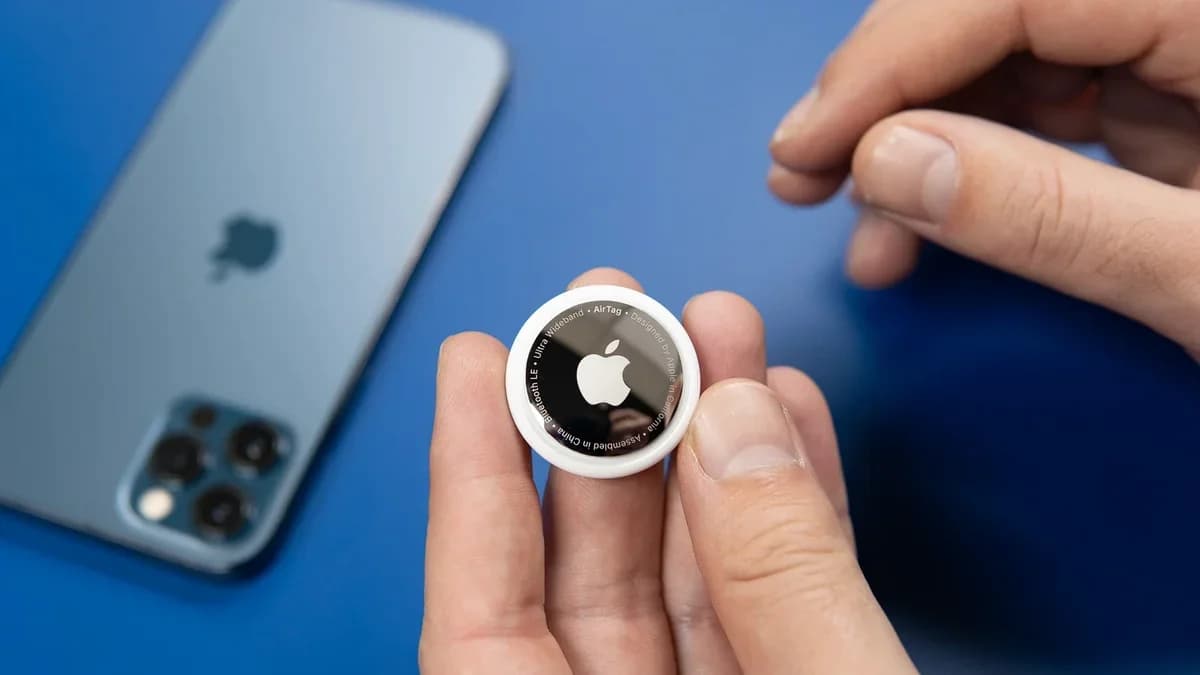 A traveler recovered lost luggage at LAX airport using an Apple AirTag.