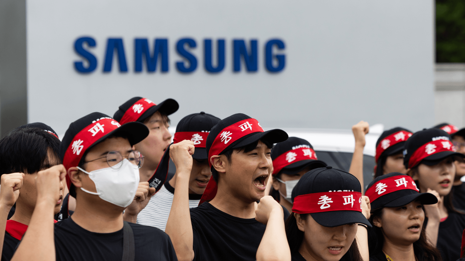 Samsung's $400,000 payout for memory workers sparks revolt as other divisions get only $4,000, fueling intentional production slowdowns — internal resentment disrupts packaging operations, major AI chip project decisions to a complete halt image 4