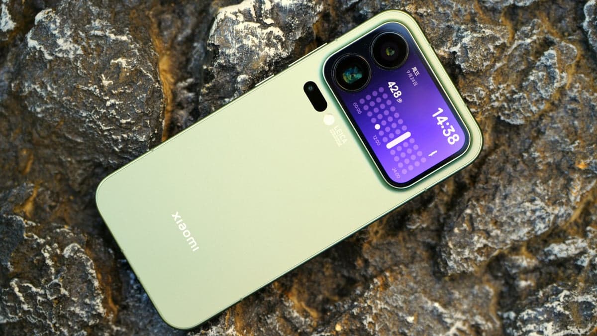 The Xiaomi 17 has good features, but its design is too similar to the iPhone 17.