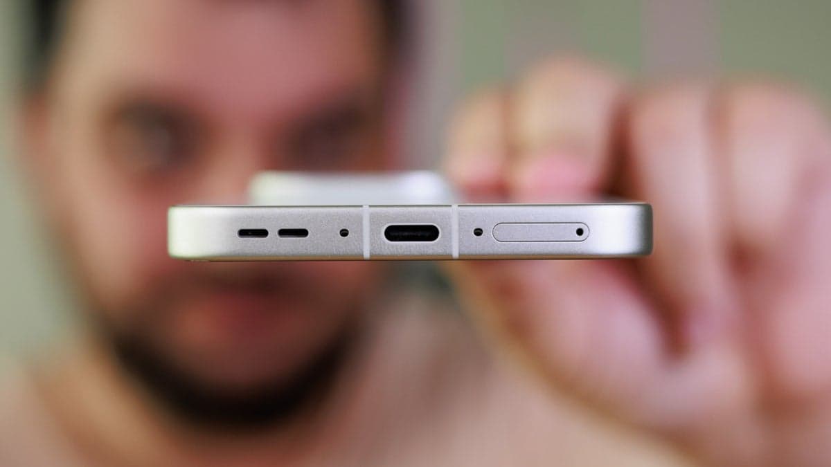 A flagship phone (not an iPhone or Galaxy) boasts impressive battery life, needing only four charges in a week.