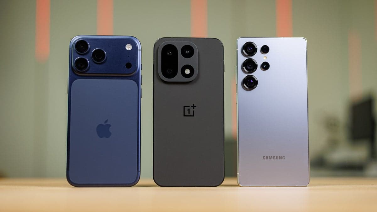 A test reveals that both brightness and anti-reflection are key to a phone screen's visibility.