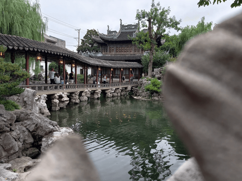 The Vivo X300 Pro's camera capabilities, particularly its zoom, have received high marks. image 3
