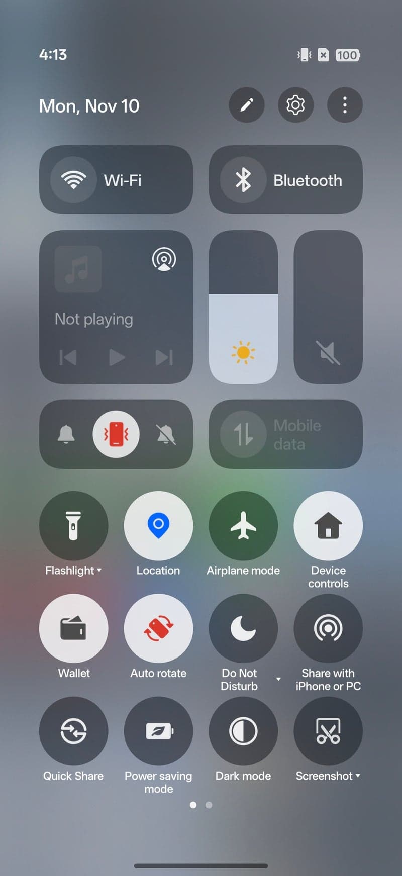 An Android phone user reports that their phone unexpectedly switched to a "Liquid Glass" interface. image 4