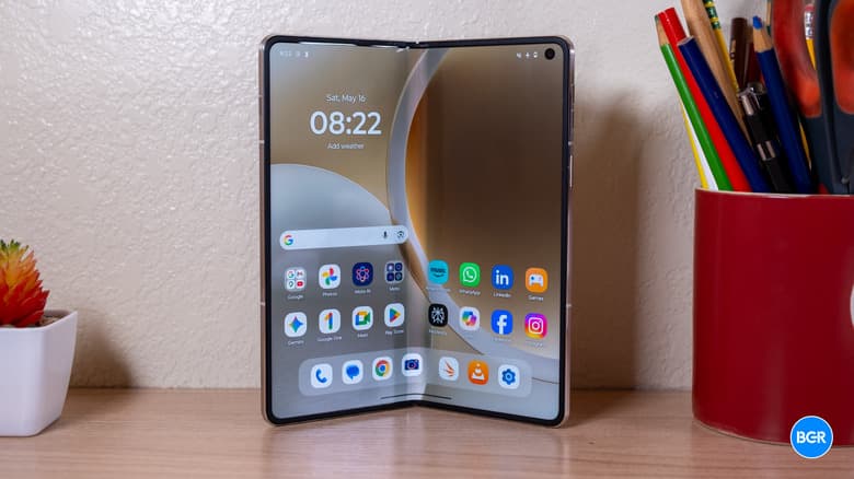 Motorola Razr Fold Review: The Complete Foldable Package image 2