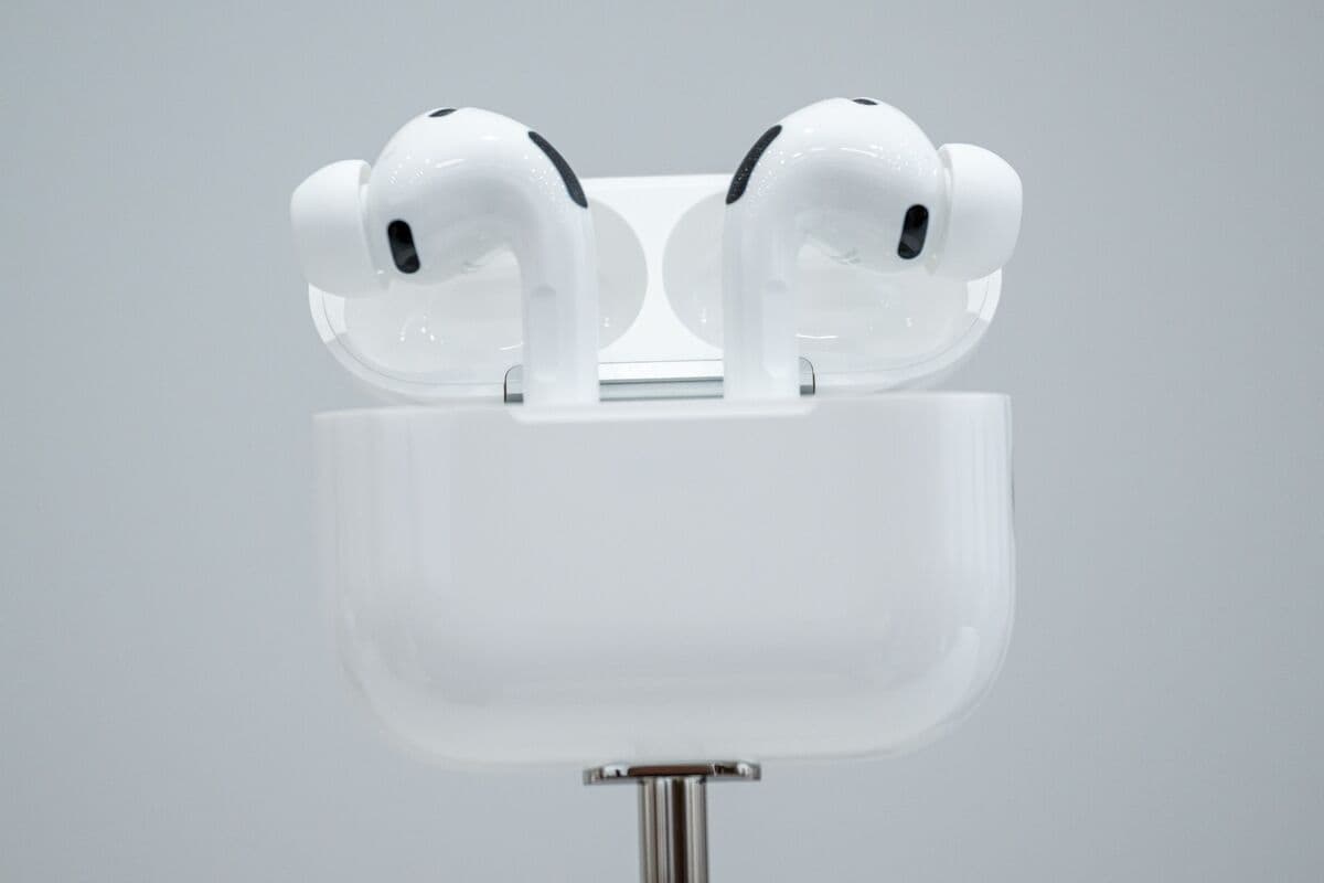 Apple’s Camera-Equipped AI AirPods Remain on Track for 2027 Despite Video Leak - Bloomberg.com