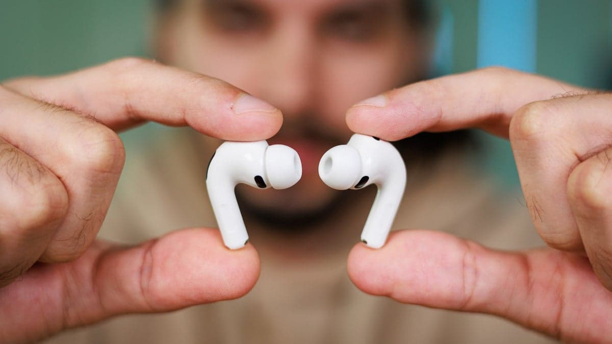 Apple appears to be leading the way in developing smarter earbuds.
