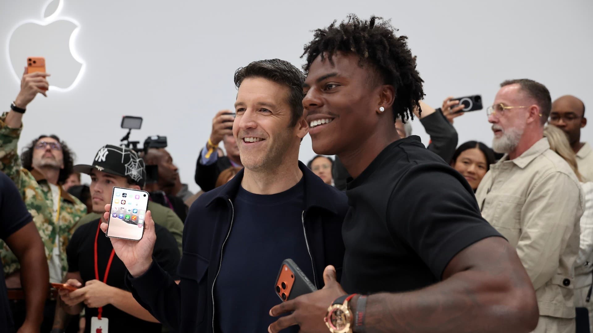 Celebs Reportedly Begged Apple CEO for Unreleased $1,999 Foldable iPhone - Complex image 3
