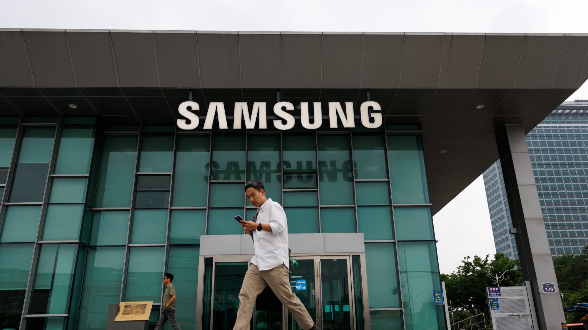Samsung's $400,000 payout for memory workers sparks revolt as other divisions get only $4,000, fueling intentional production slowdowns — internal resentment disrupts packaging operations, major AI chip project decisions to a complete halt image 5