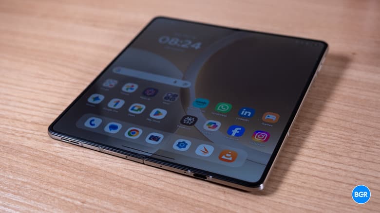 Motorola Razr Fold Review: The Complete Foldable Package image 4
