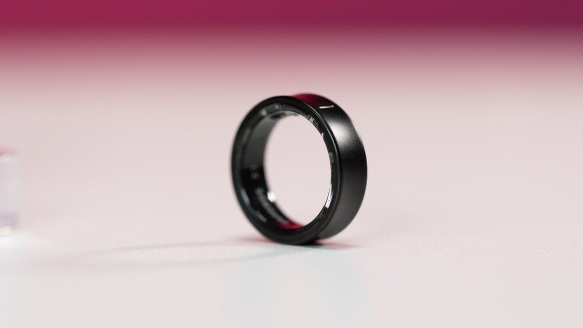 A Galaxy Ring user experienced a swollen battery that caused the ring to get stuck on their finger.