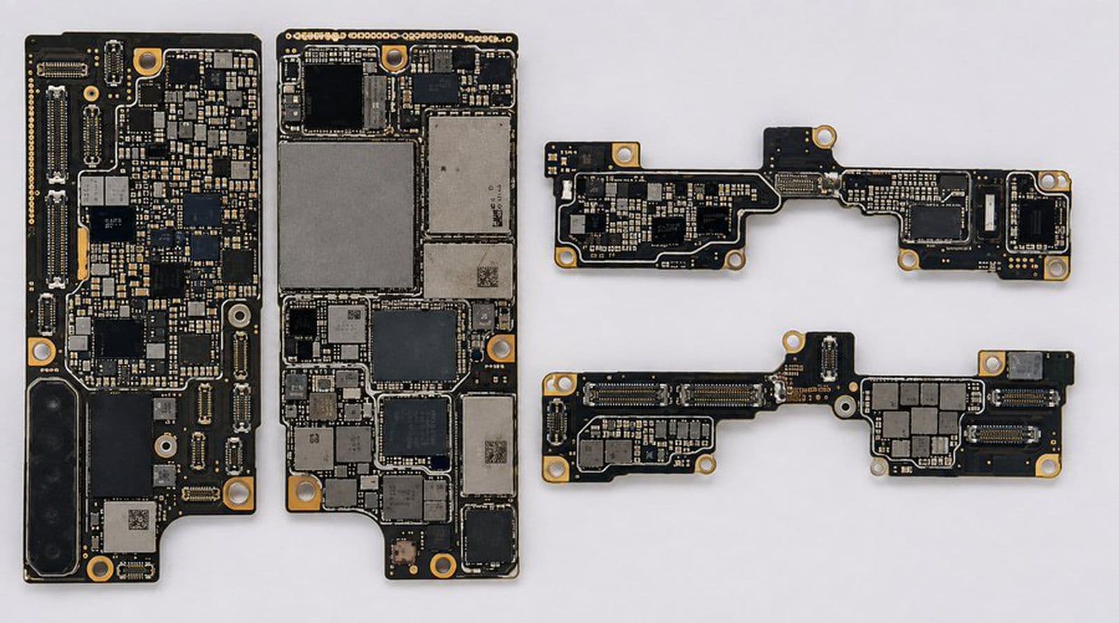 Alleged Foldable iPhone Motherboard Photos Surface Online - MacRumors
