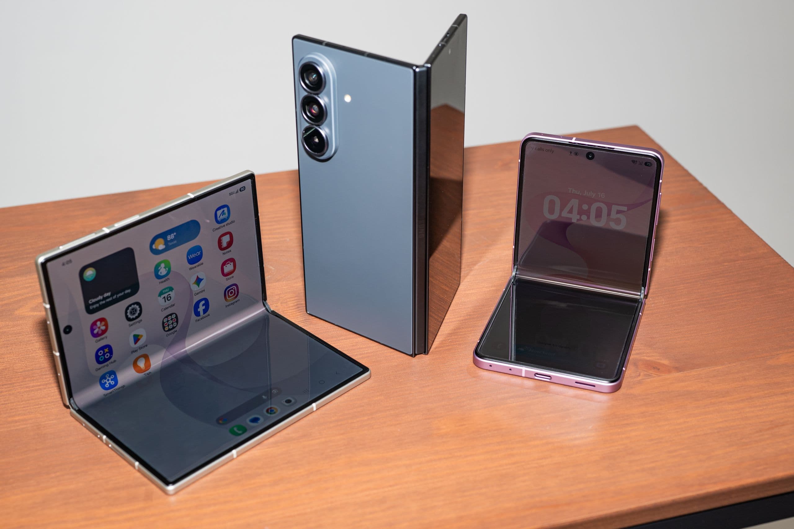 Here’s Samsung’s Advice for Apple and Its Upcoming Folding iPhone - WIRED image 2