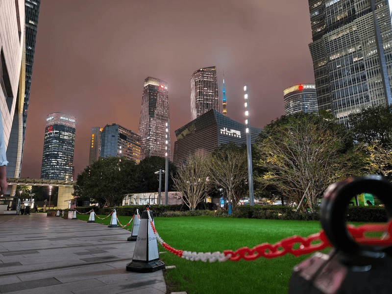 The Vivo X300 Pro's camera capabilities, particularly its zoom, have received high marks. image 10