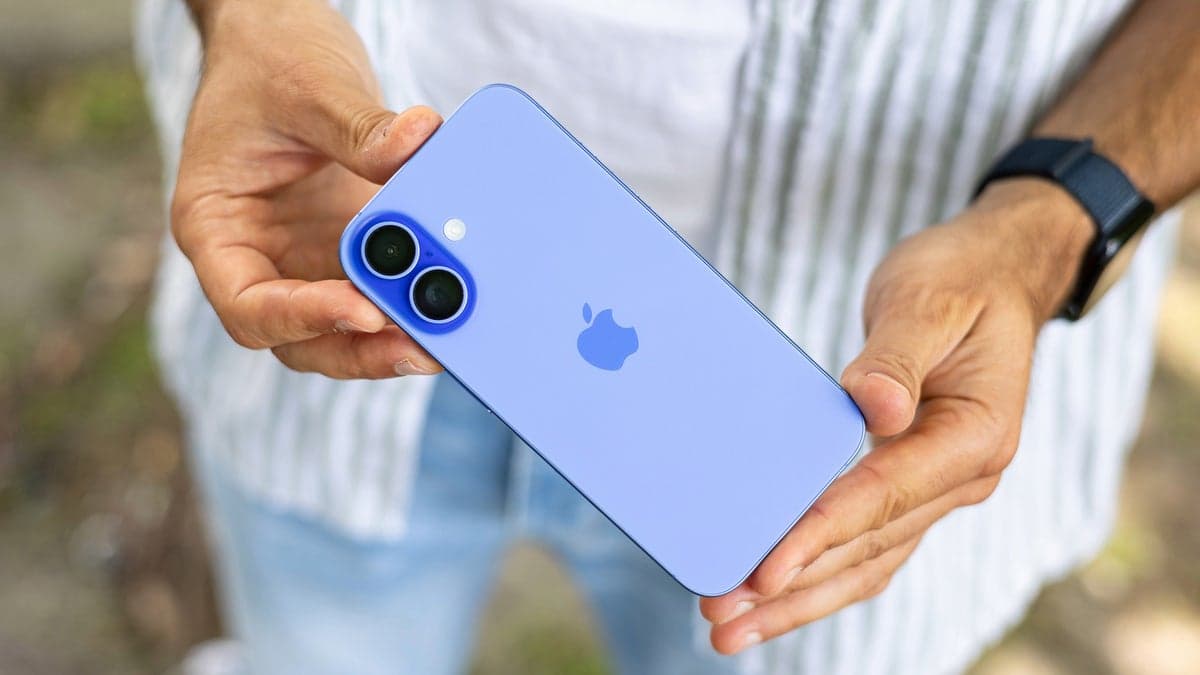 Samsung and Apple dominated the best-selling phone list in Q3.
