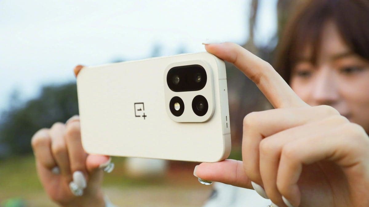 A size comparison of the upcoming OnePlus 15 has surfaced.