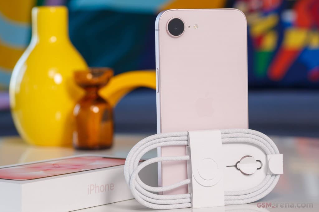 Apple iPhone 17e gallery image 3